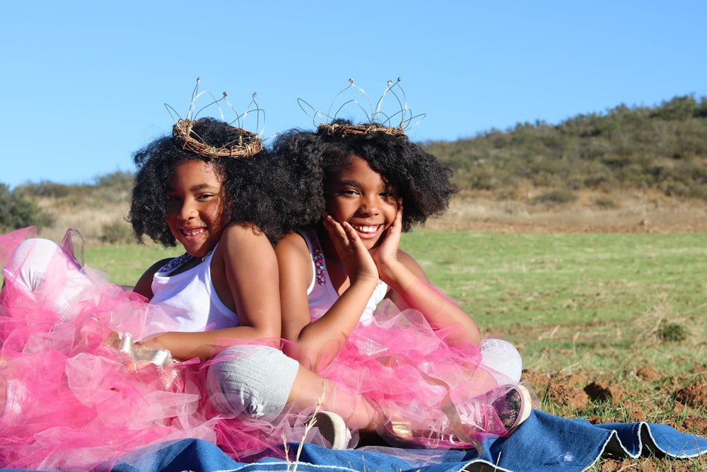 deux filles portant une robe de ballerine