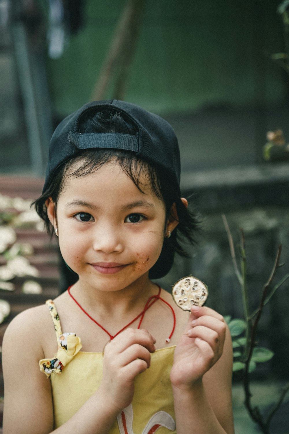 丸いコインを持っている女の子の肖像写真