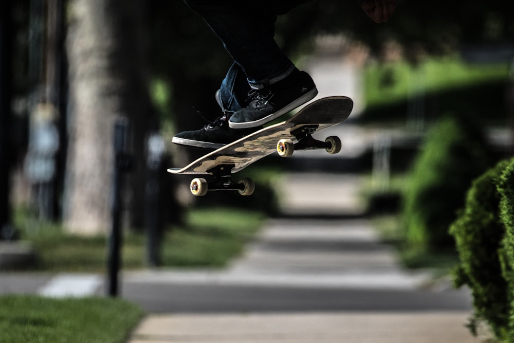 Persona che cavalca sullo skateboard che fa il trucco dell'esibizione