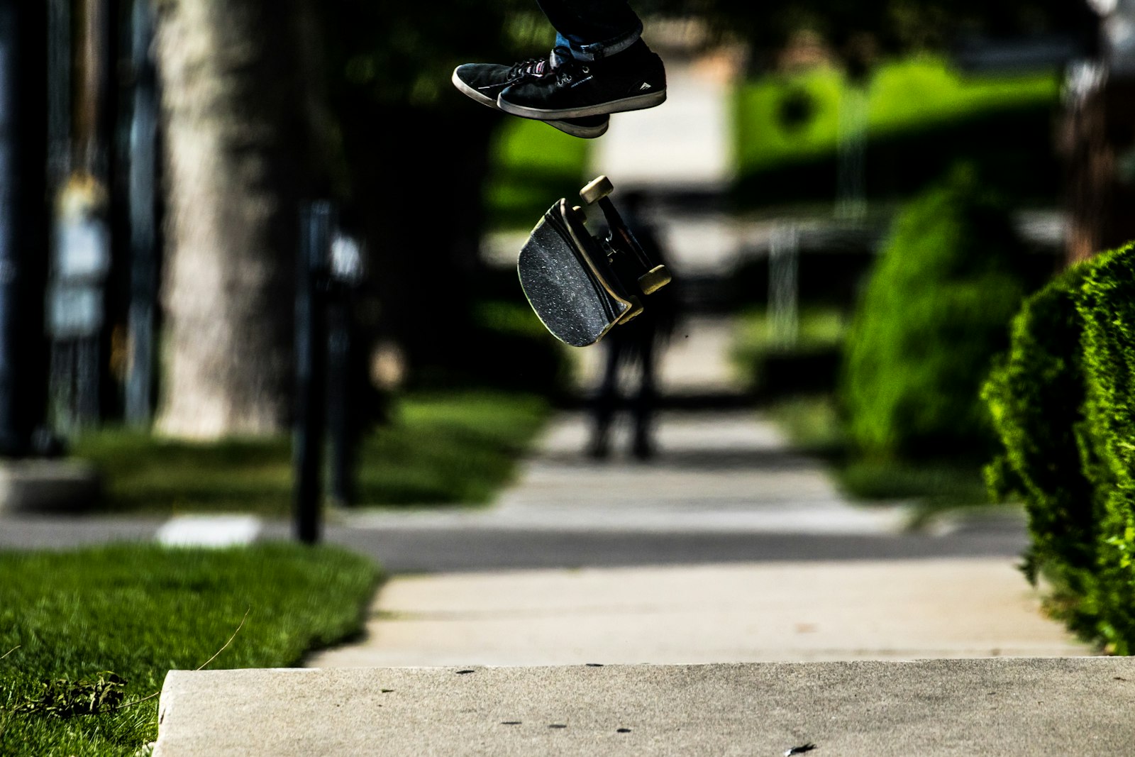 Canon EF 100-400mm F4.5-5.6L IS II USM sample photo. Black skateboard floating in photography