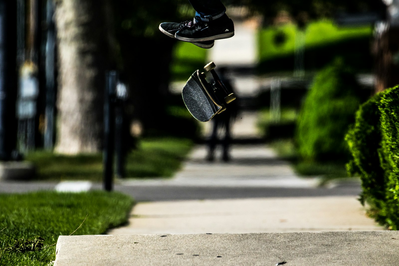 Canon EOS 7D Mark II + Canon EF 100-400mm F4.5-5.6L IS II USM sample photo. Black skateboard floating in photography