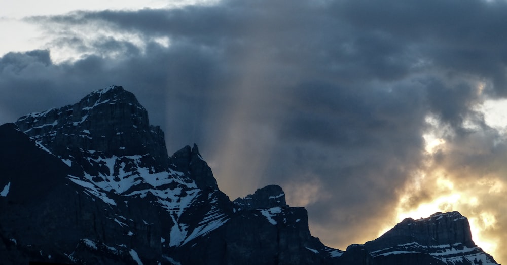 Berge mit Schnee während des Tages