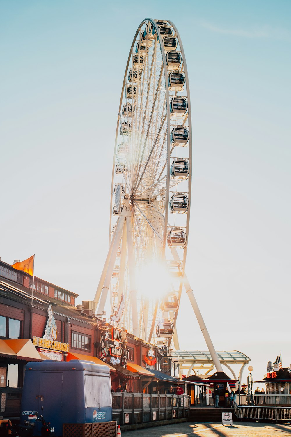 Riesenrad unter blauem Himmel