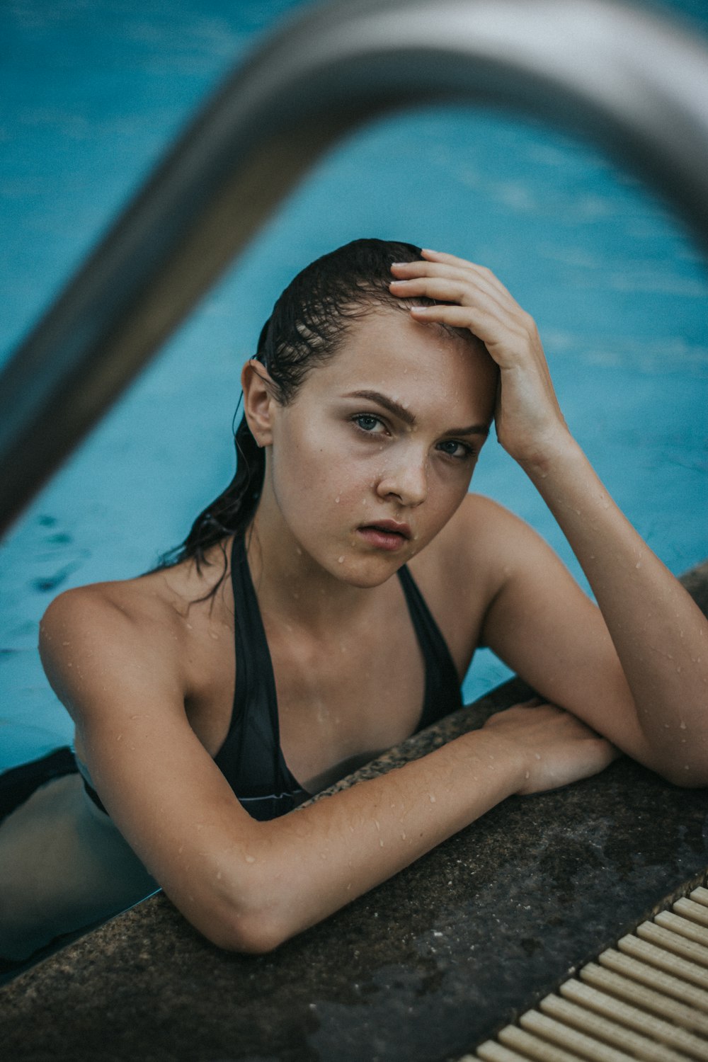 woman wearing black bikini in swimming pool