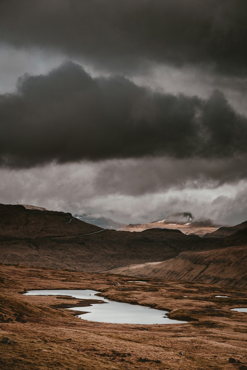 nubes grises sobre vasta tierra seca