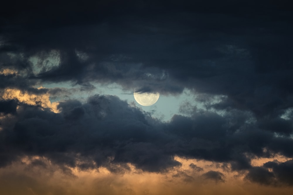 lua cheia e céu nublado