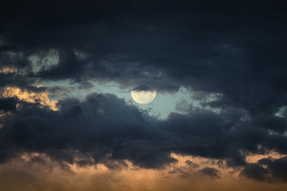 Luna piena e cielo nuvoloso