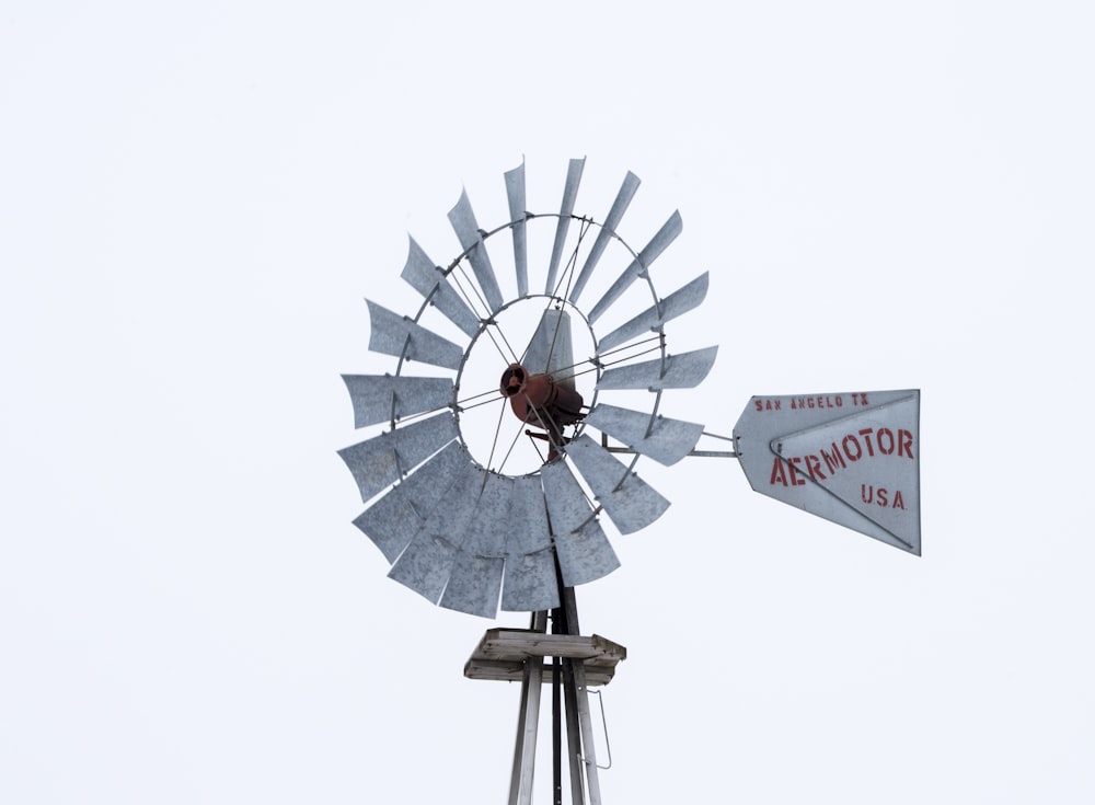 灰色の風車のローアングル写真
