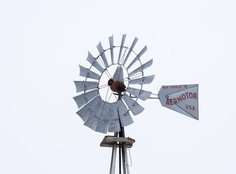 Fotografía de ángulo bajo de molino de viento gris