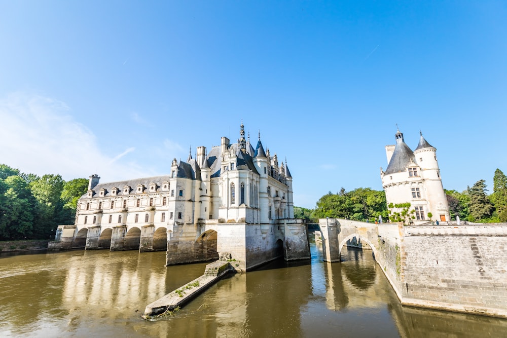 Weißes Schloss umgeben von Wasser