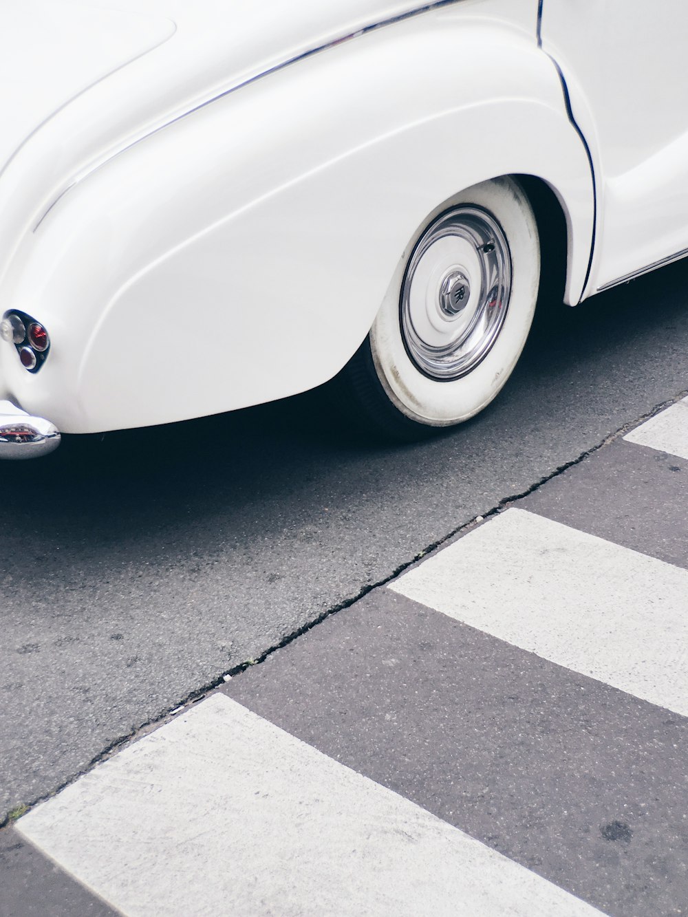 rueda de vehículo blanca y coche blanco