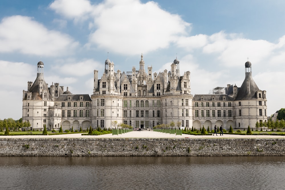 Foto da paisagem do castelo branco e marrom