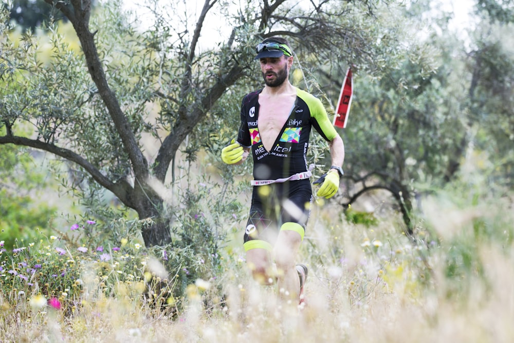 hombre corriendo en el bosque