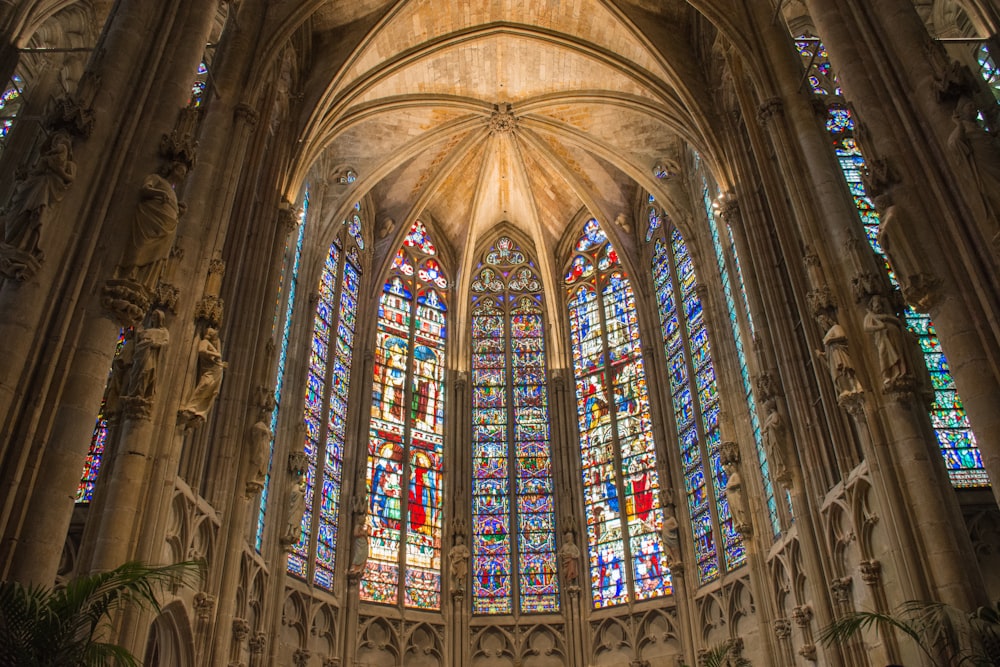 Photographie en contre-plongée de l’intérieur du bâtiment