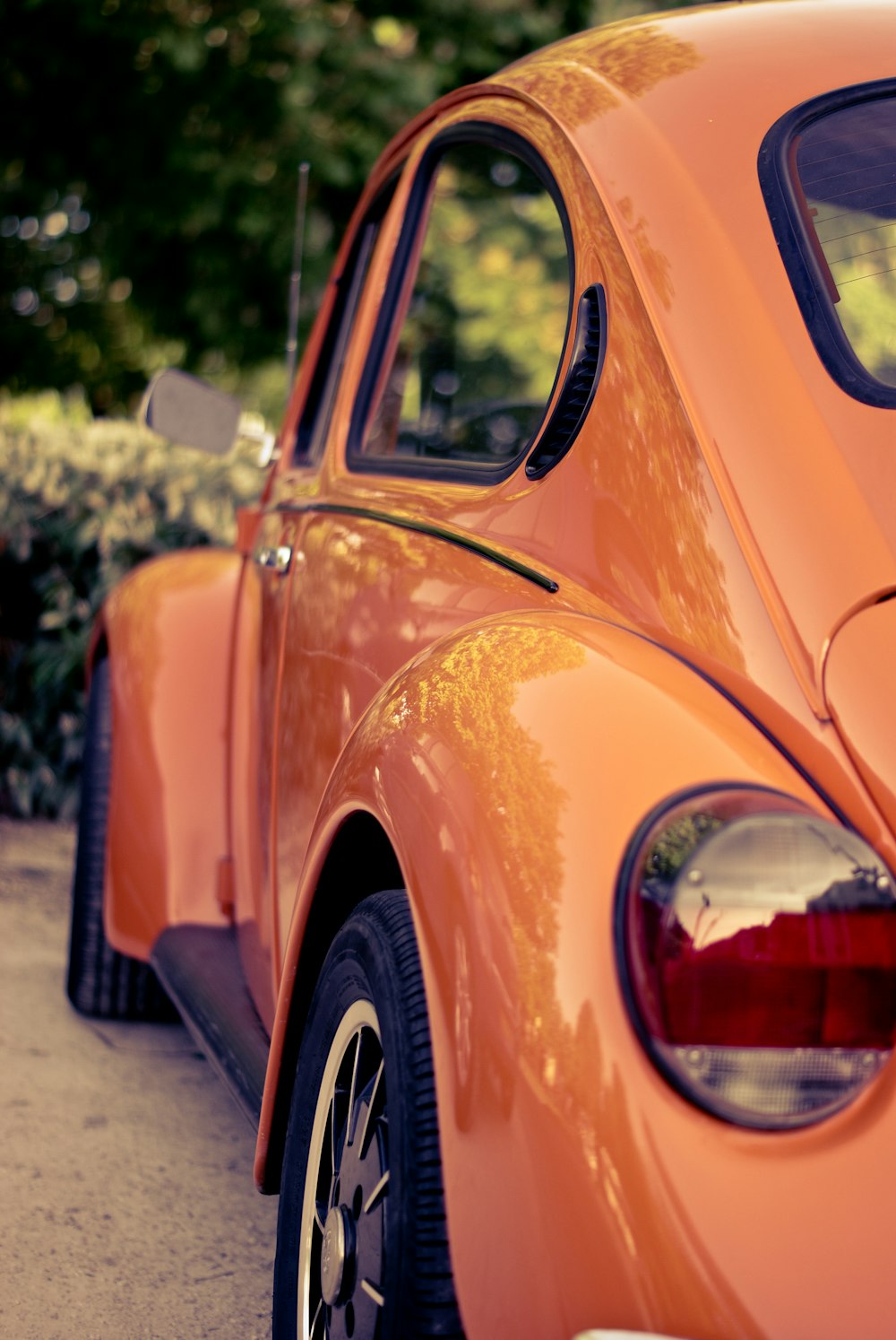 orangefarbener Volkswagen Käfer