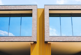 gray concrete building