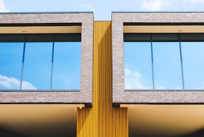 gray concrete building