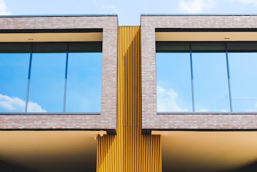 gray concrete building