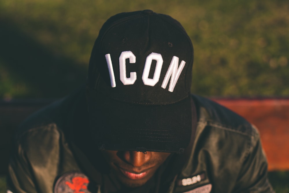 men's black and white flat brim cap