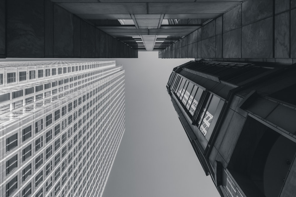 Fotografía de bajo ángulo de edificios