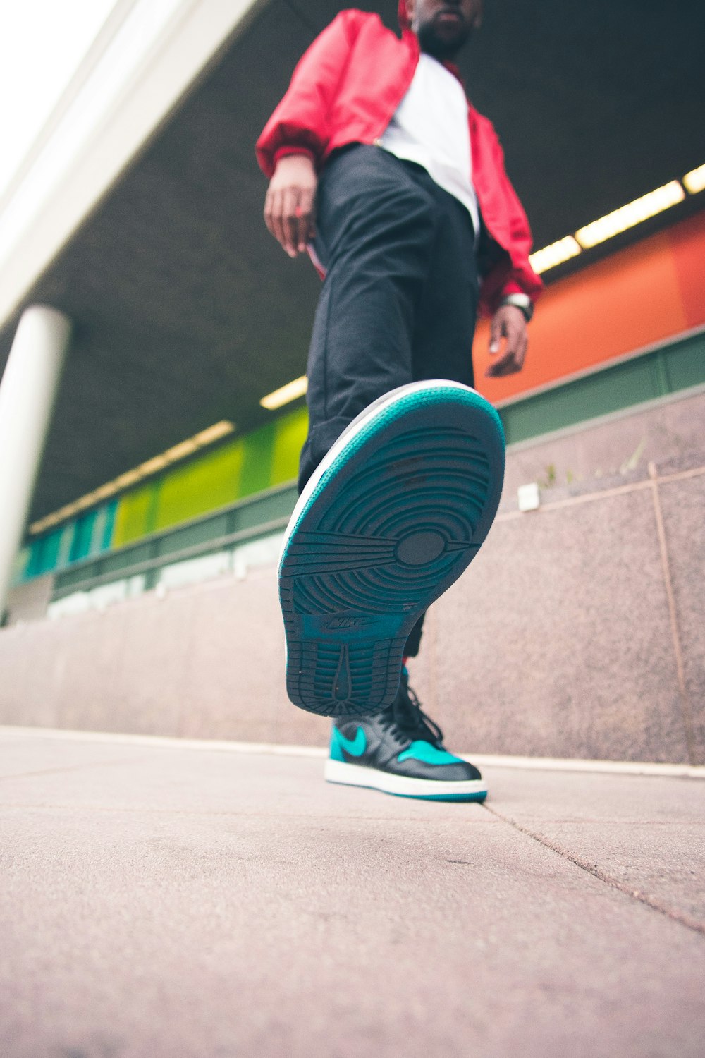 Foto de persona con zapatos negros Nike Vapormax en el suelo mojado –  Imagen gratuita en Unsplash