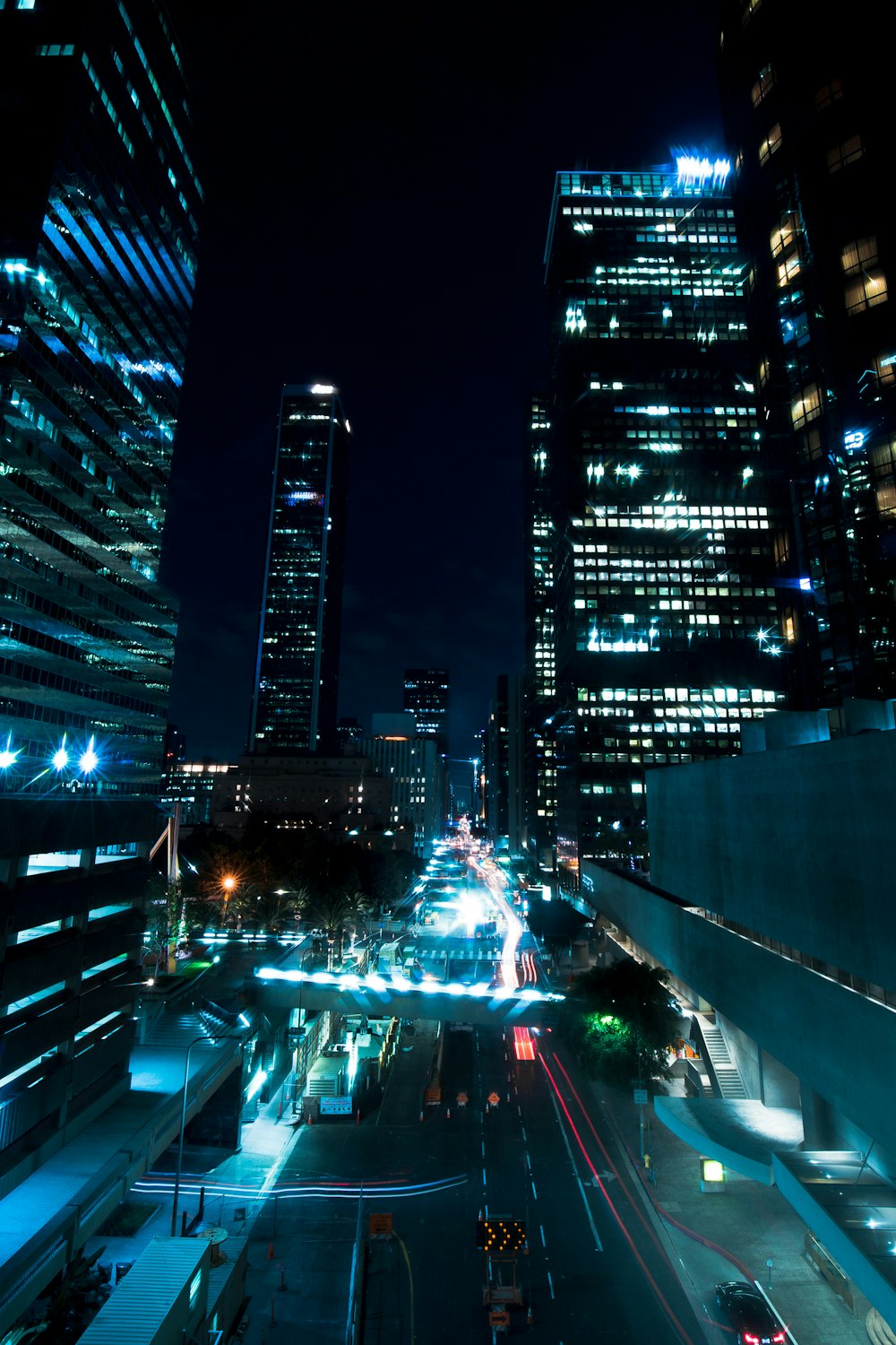 Photo aérienne de la rue de la ville pendant la nuit