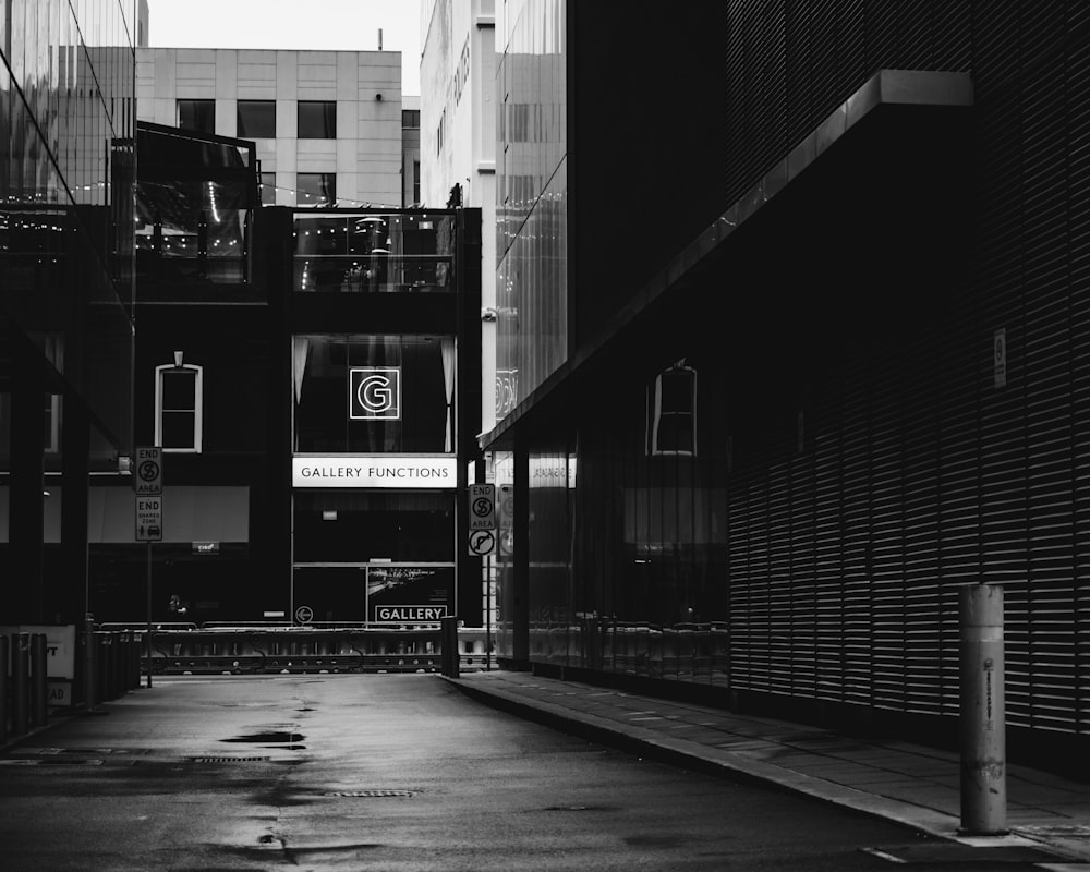 Une photo en noir et blanc d’une rue de la ville