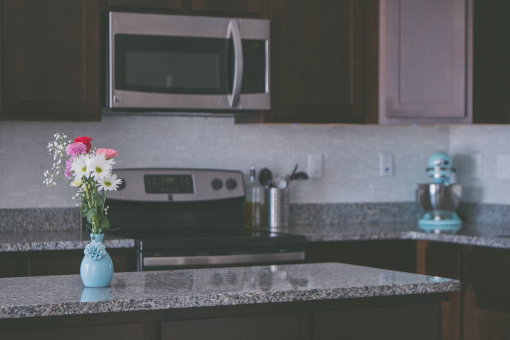 arrangement floral sur vase sur îlot de cuisine