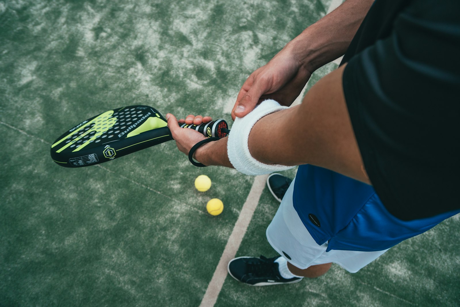 Sony Vario-Tessar T* E 16-70mm F4 ZA OSS sample photo. Person holding tennis racket photography