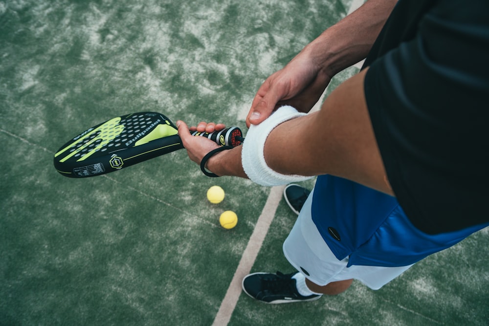 Persona sosteniendo una raqueta de tenis