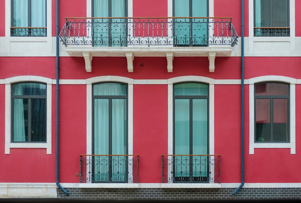 Casa bianca e rossa con balcone