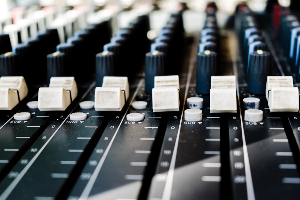 Foto de primer plano del controlador de audio en blanco y negro