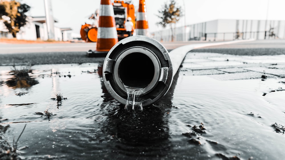 agua que sale de la tubería gris