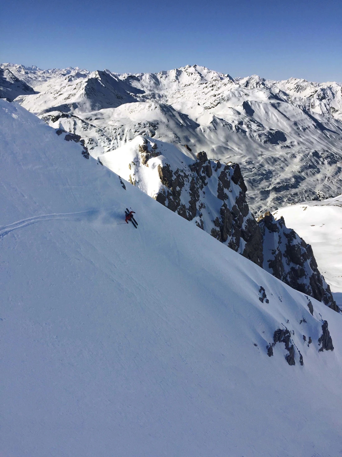 Skiër in actie op een steile helling bij St. Anton am Arlberg