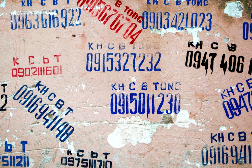 Assortiment de numéros imprimés marron mur