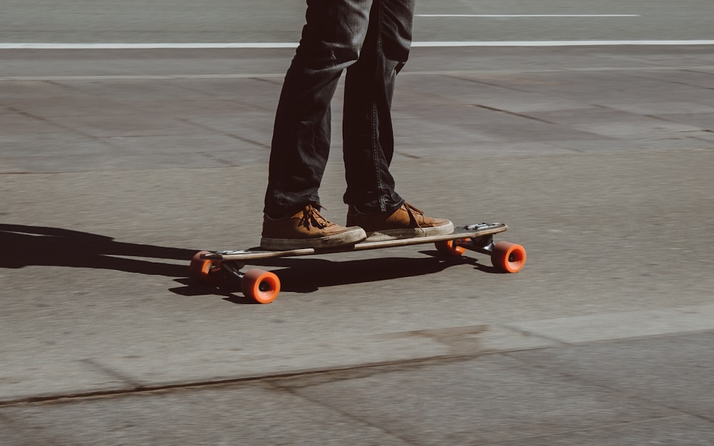Person, die Skateboard auf der Straße fährt