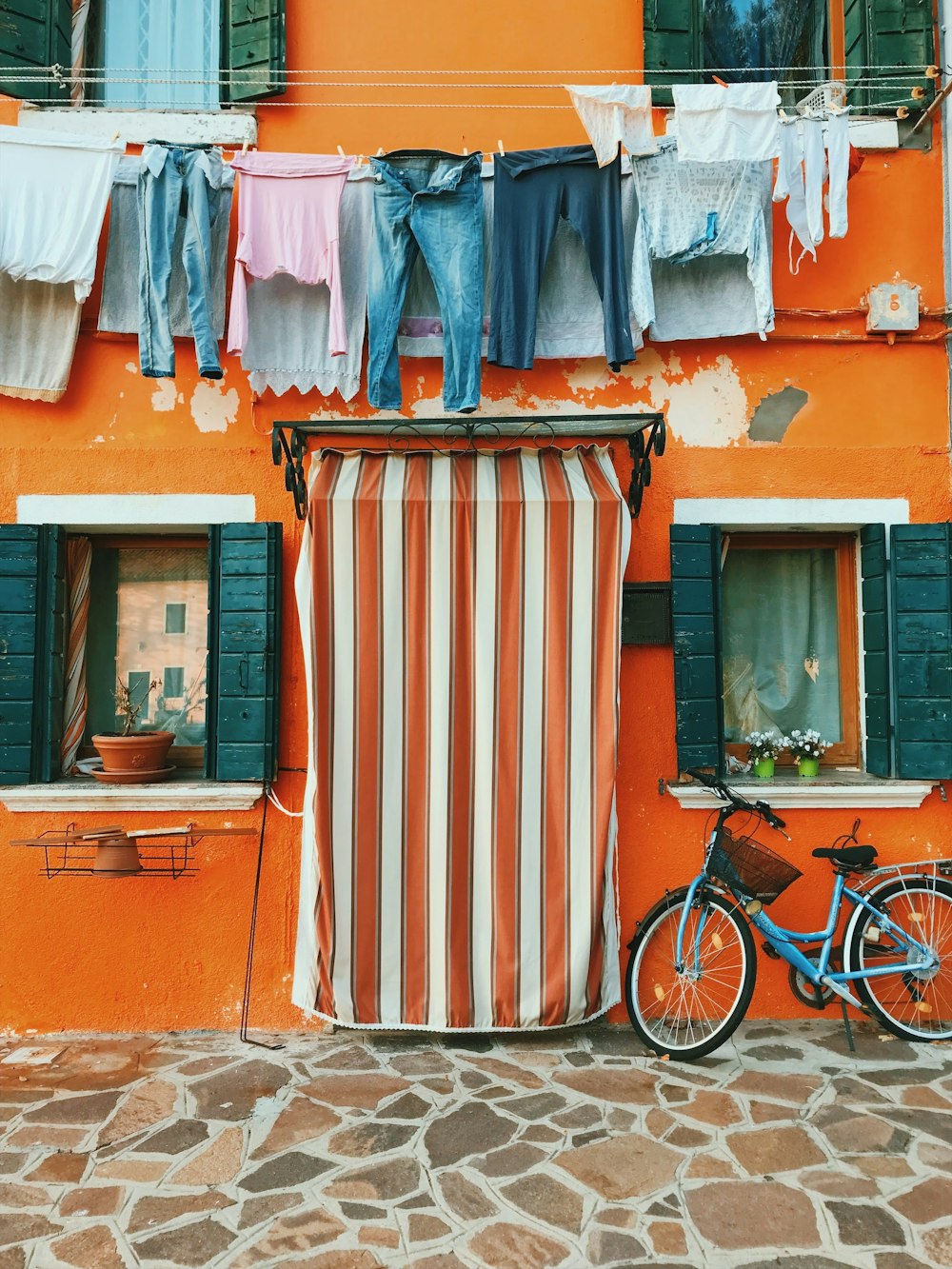 Copertura rossa e bianca accanto alla bici blu