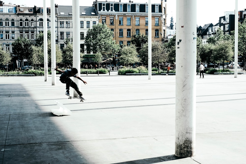 uomo che cavalca skateboard