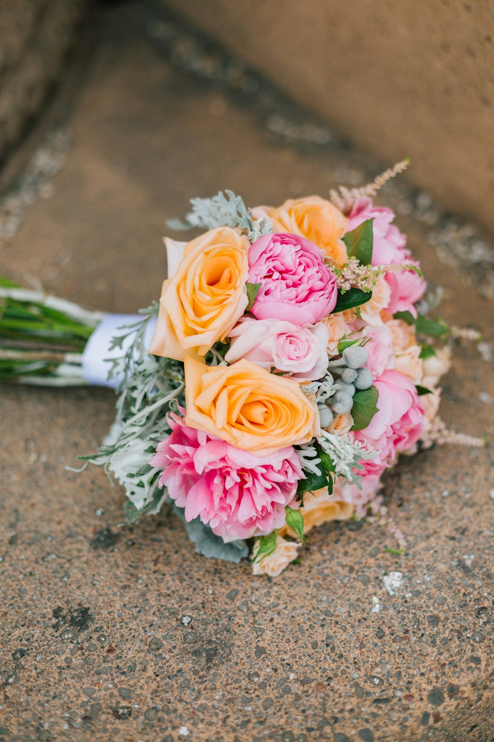 Selektive Fokusfotografie von rosa und orangefarbenen Blumensträußen