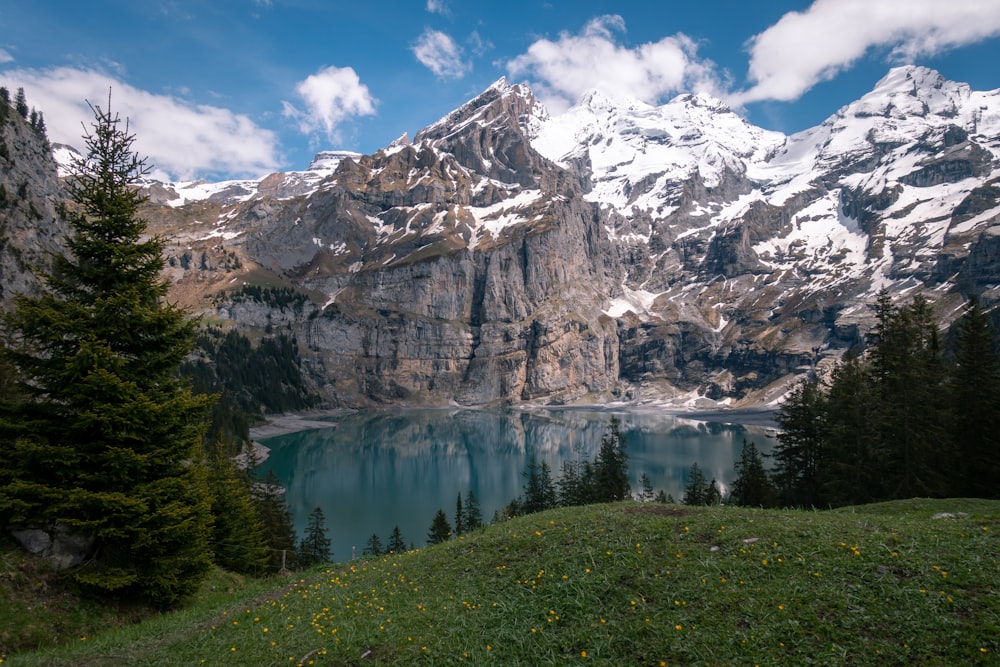 una vista di una catena montuosa con un lago in primo piano