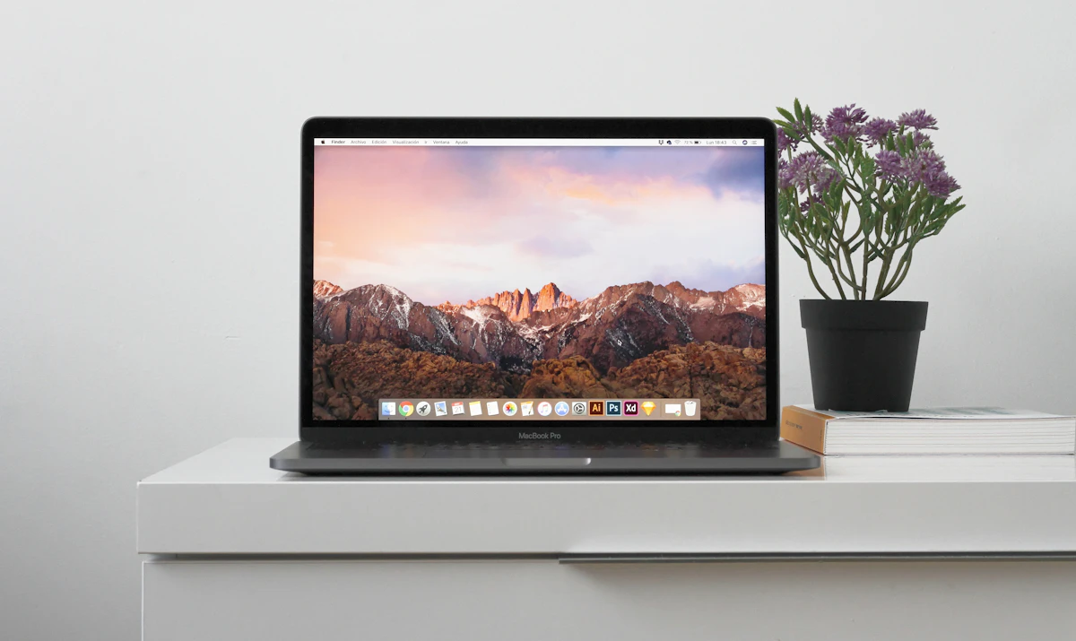 Ein MacBook auf einem weissen Tisch, die Art von Geraet, auf dem Screenshots entstehen und anschliessend zu Diensten wie Gyazo hochgeladen werden.