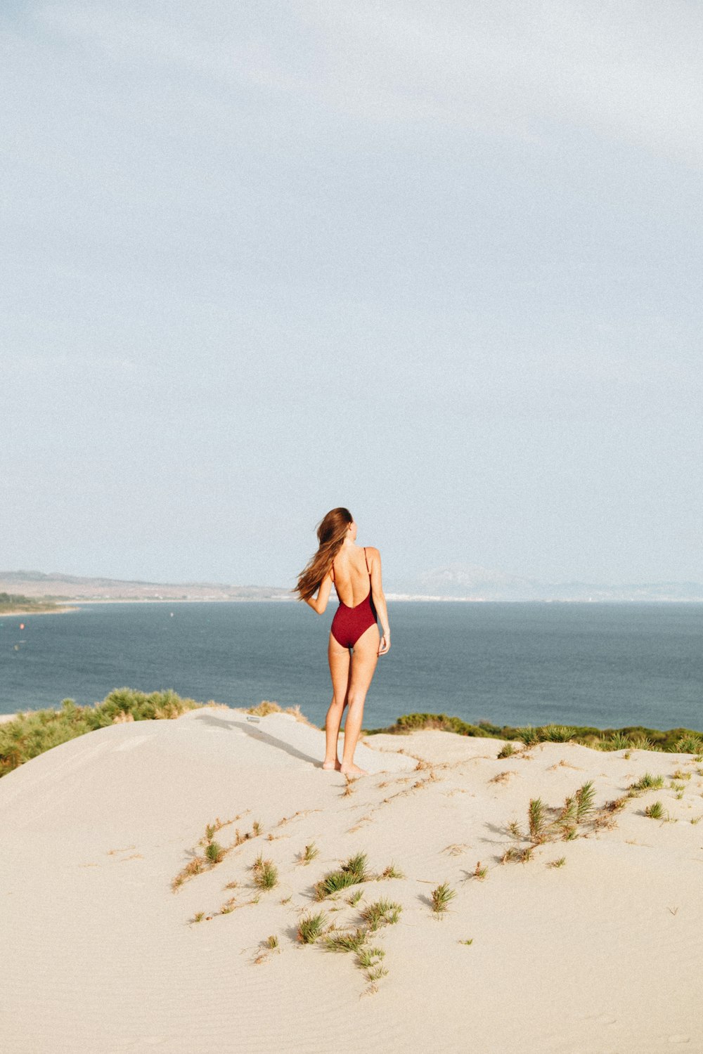 Mulher que está perto do penhasco da montanha