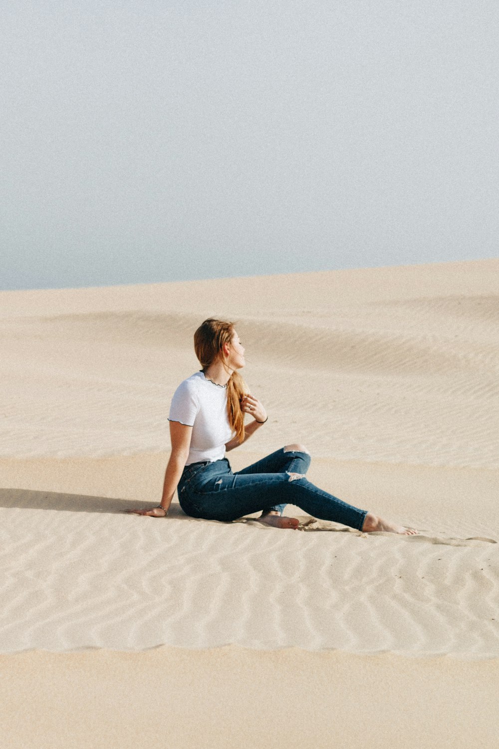 Mujer sentada en el desierto durante el día