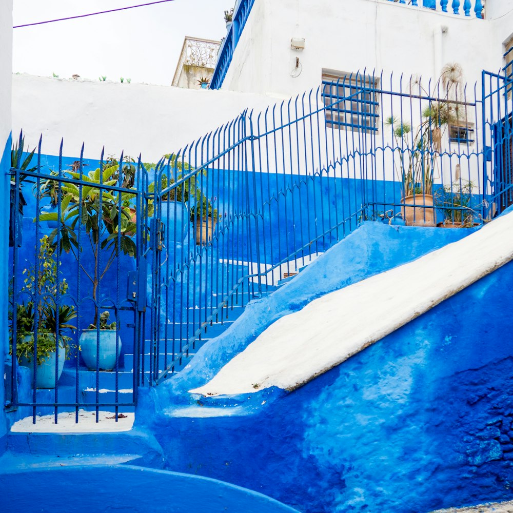 Escalera con barandilla metálica azul