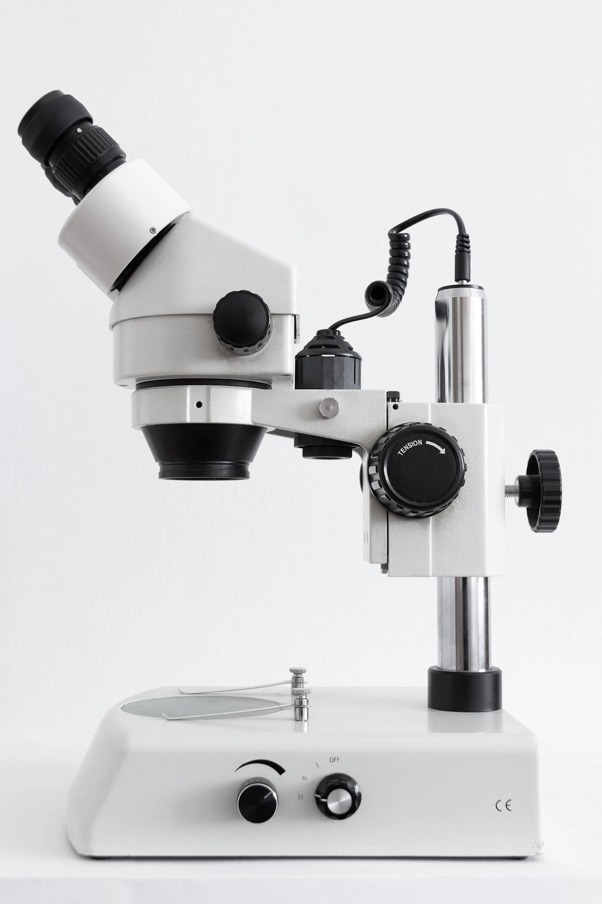 Panduan Lengkap Peralatan Laboratorium Medis untuk Klinik & Puskesmas: Dari Mikroskop hingga Analyzer