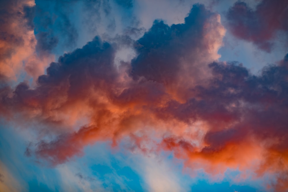 nubes rojas y azules