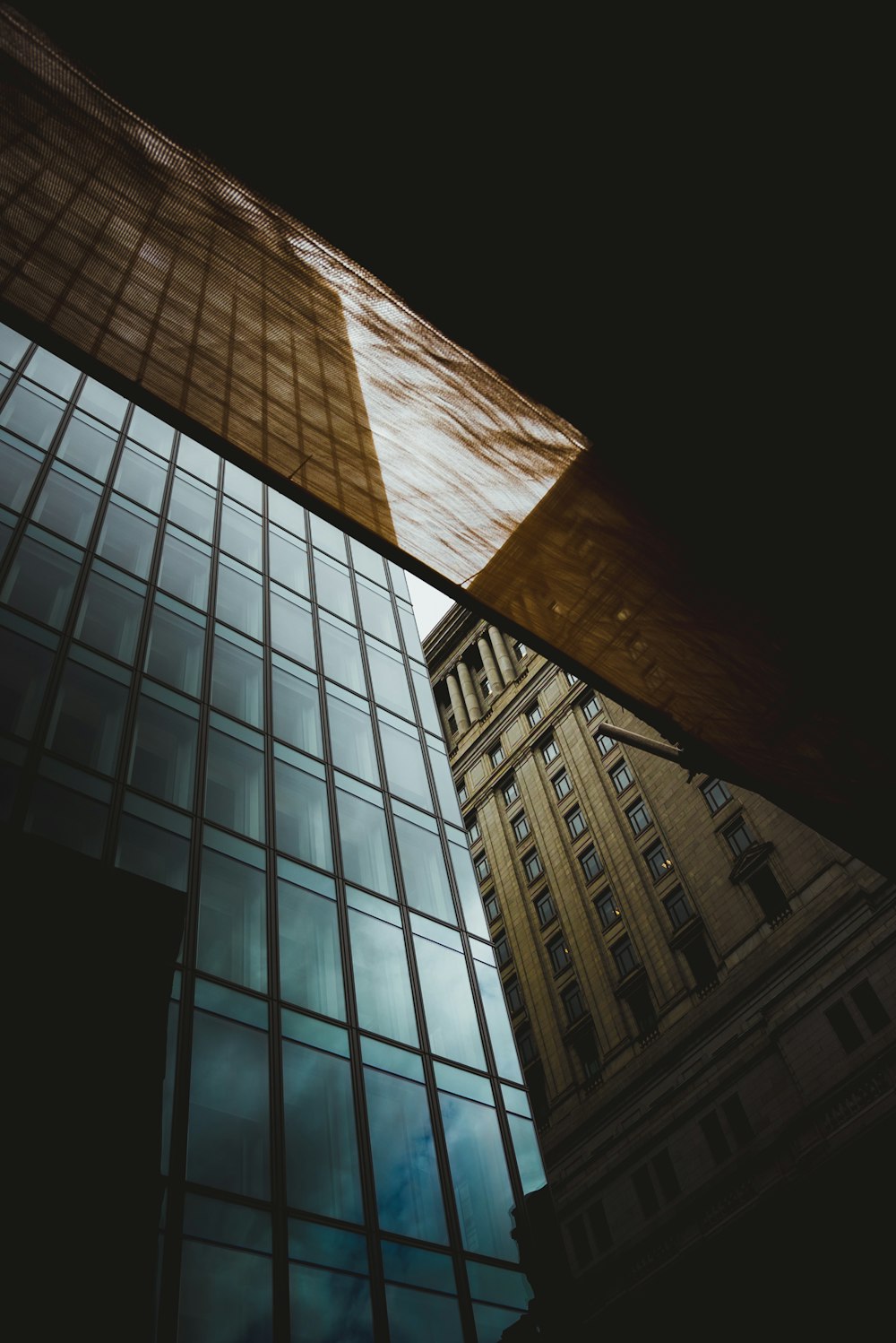 건물의 로우 앵글 사진