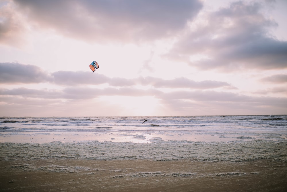 personne faisant une activité aquatique au coucher du soleil