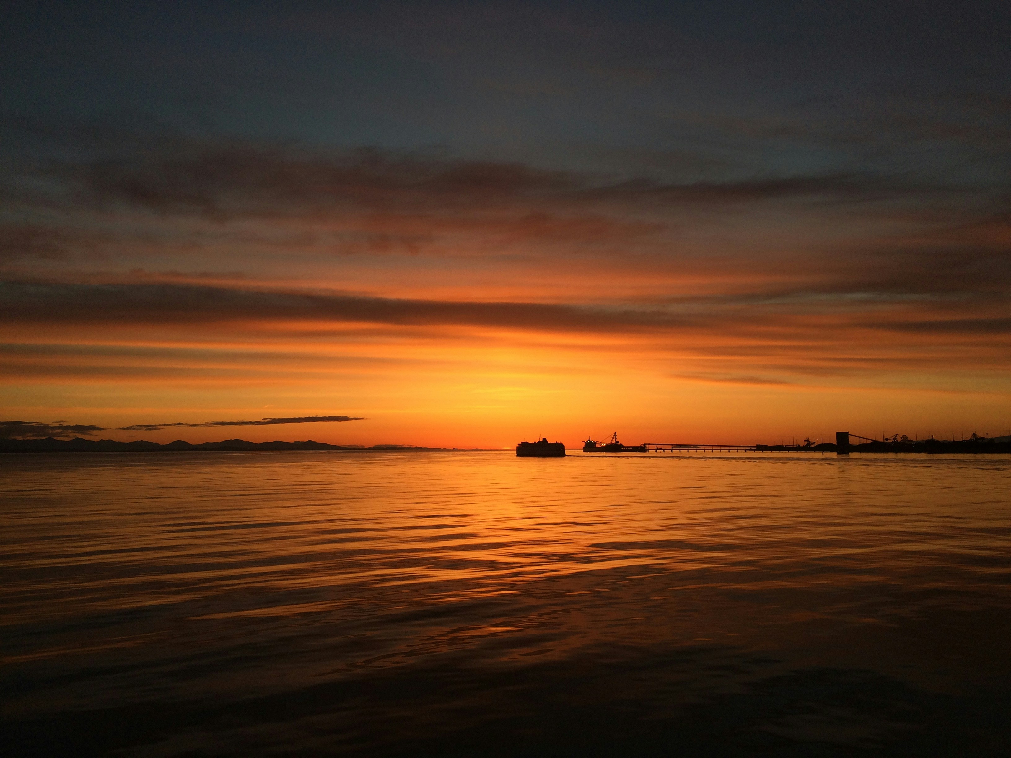 photo of horizon during twilight hour