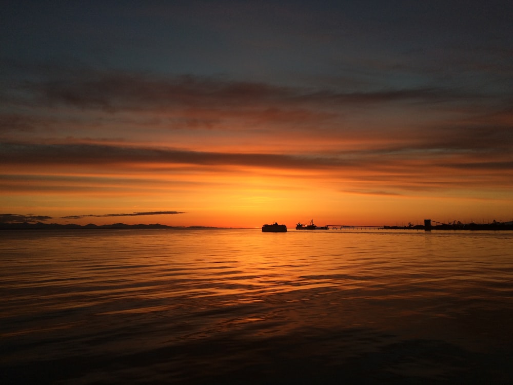 photo of horizon during twilight hour